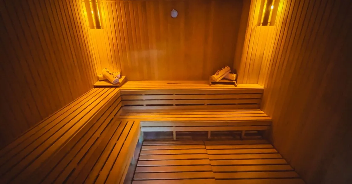 Amsterdam gay sauna interior, warm wooden benches and steam atmosphere, Sauna Nieuwezijds guide