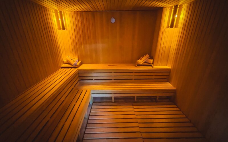 Amsterdam gay sauna interior, warm wooden benches and steam atmosphere, Sauna Nieuwezijds guide